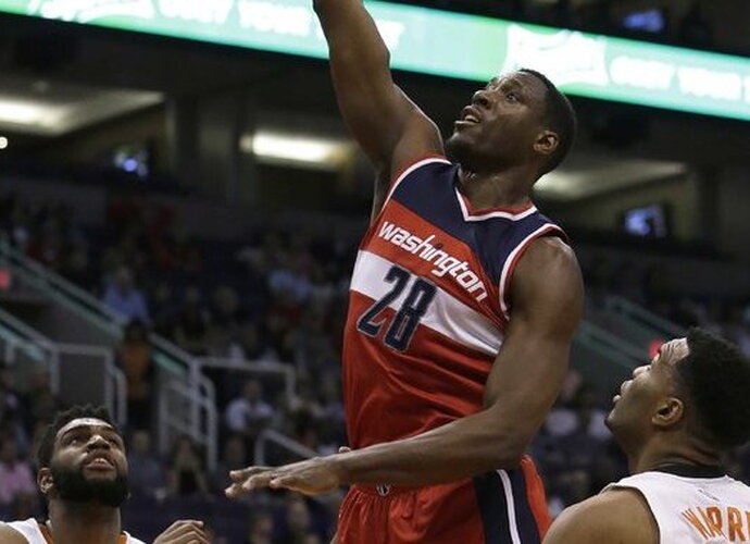 I.Mahinmi per mačą perėmė 7 kamuolius (Scanpix nuotr.)