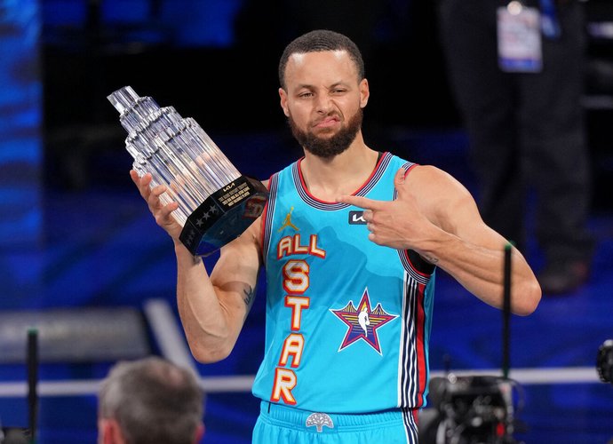 S.Curry žibėjo namų arenoje (Scanpix nuotr.)