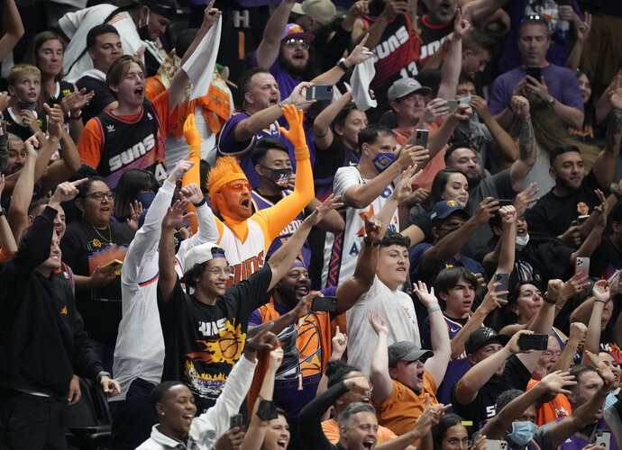 NBA arenose gerbėjai rinkosi itin gausiai (Scanpix nuotr.)