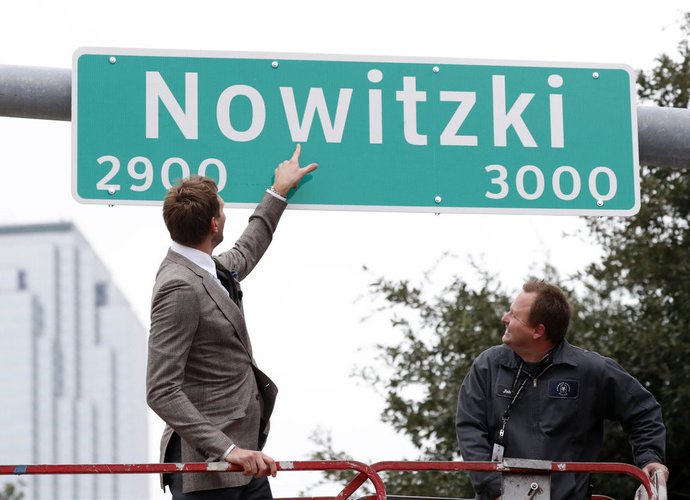 D.Nowitzki atidengė naują gatvės pavadinimą (Scanpix nuotr.)