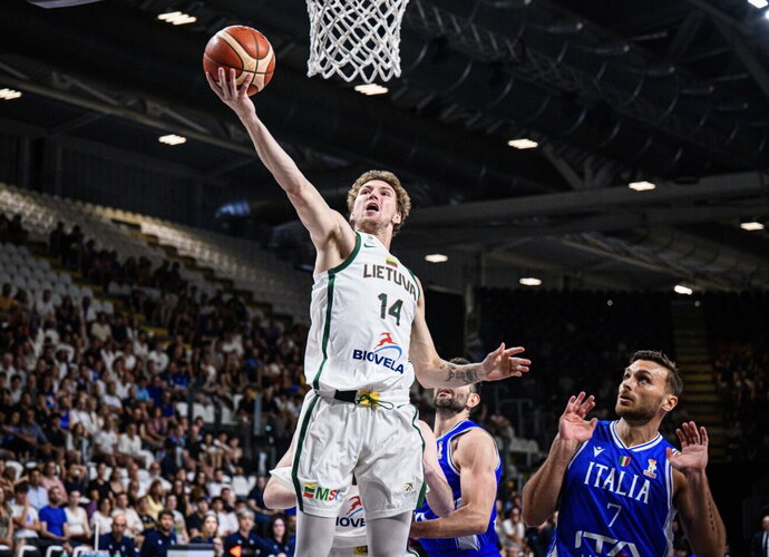 M.Buzelis sureagavo trumpa žinute (FIBA nuotr.)