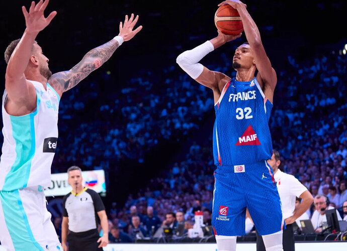 V.Wembanyama dominavo prieš slovėnus (FIBA nuotr.)