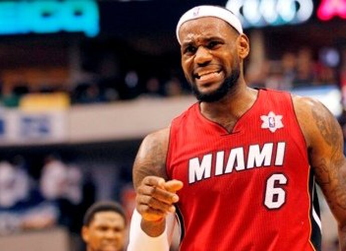LeBronas Jamesas ir "Heat" su kaupu atkeršijos NBA čempionams (nuotr. Scanpix)