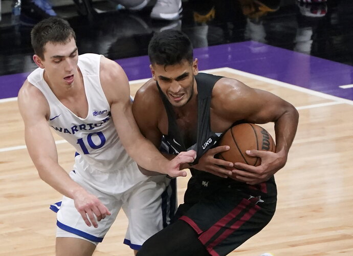 O.Yurtsevenas pakeitė klubą NBA (Scanpix nuotr.)