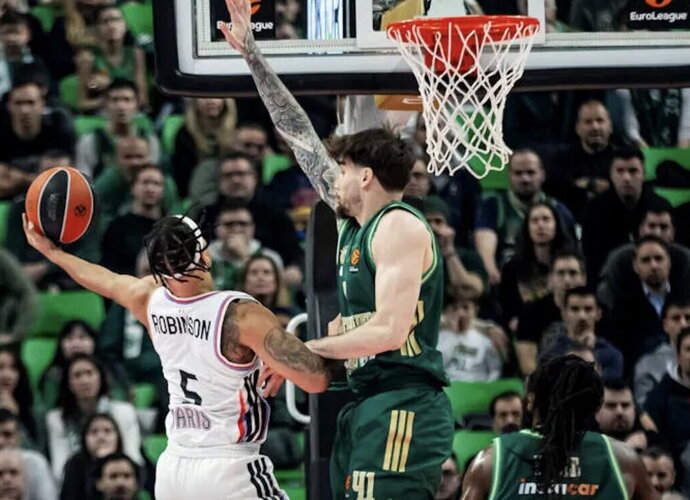 J.Robinsonas pataikė kertinį metimą (Euroleague.net)