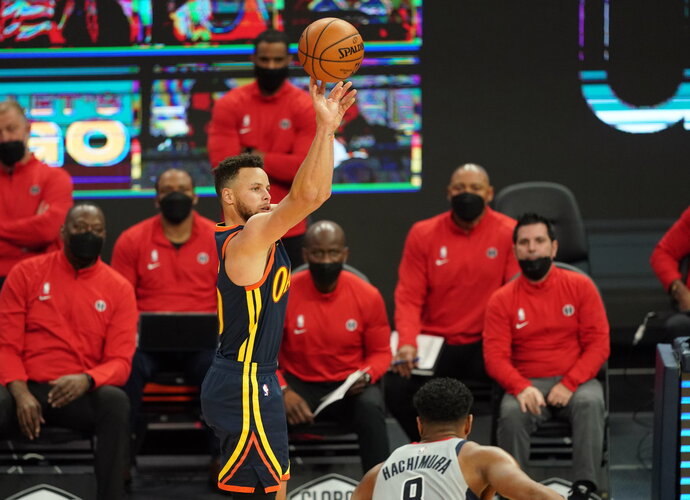 S.Curry užsiliepsnojo trečiajame kėlinyje (Scanpix nuotr.)