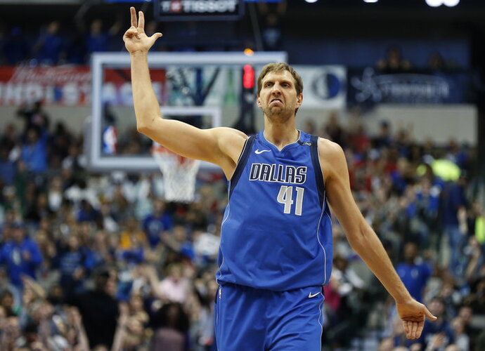 „Mavericks“ nori suteikti D.Nowitzki dar vieną progą pažaisti atrkintamosiose (Scanpix nuotr.)