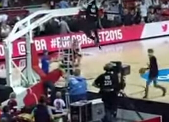 R.Dačkus vos išvengė skaudaus kritimo ant parketo (Fotodiena.lt)