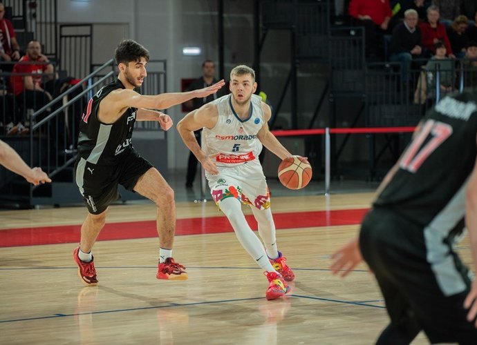 D.Tarolis buvo sunkiai sulaikomas (FIBA nuotr.)