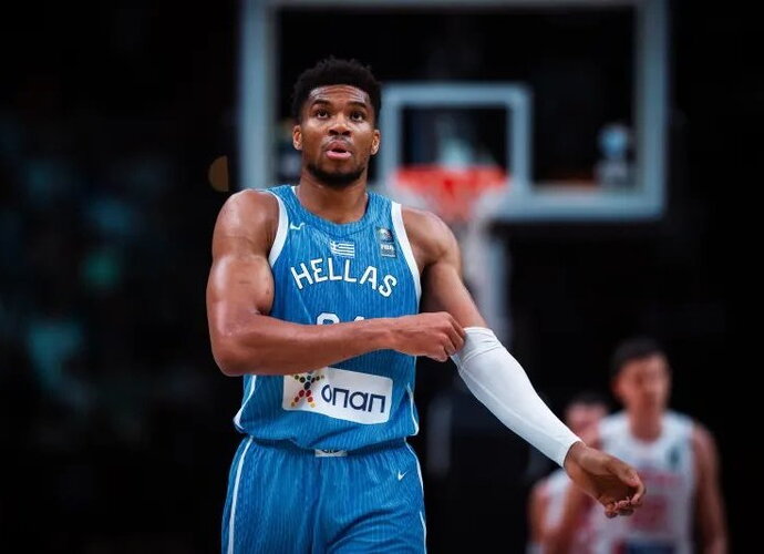 G.Antetokounmpo neš Graikijos vėliavą olimpinėse žaidynėse (FIBA nuotr.)