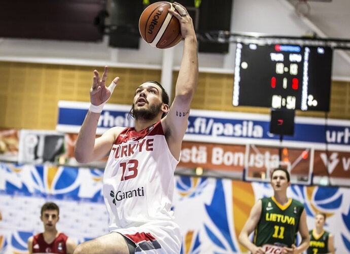 O.Ulubay'us keliasi į Stambulo klubą (FIBA Europe nuotr.)