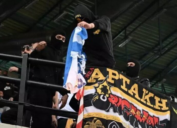 AEK sirgaliai sudegino Izraelio vėliavą