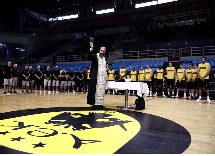 AEK pervadino areną