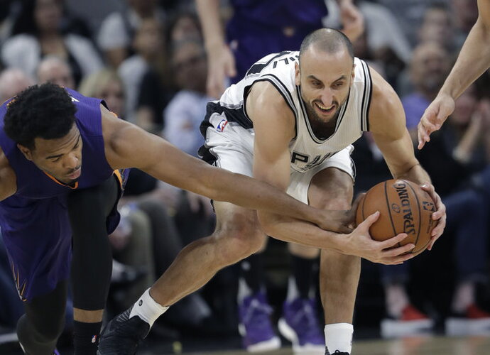 E.Ginobili pasižymėjo dėjimu į krepšį (Scanpix nuotr.)