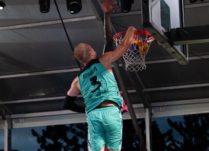 E.Džiaugys sugrūdo kamuolį iš viršaus (FIBA nuotr.)