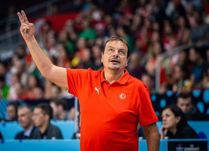 E.Atamanas piktinasi mačo laiku (FIBA Europe nuotr.)