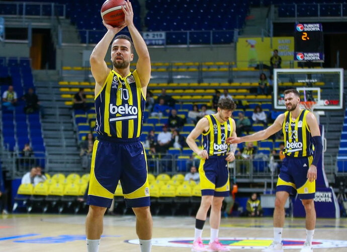 M.Mahmutoglu lieka Stambule