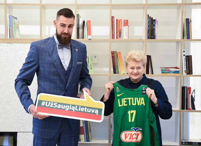 Prezidentė J.Valančiūnui padovanojo medaus (R.Dačkaus nuotr.)