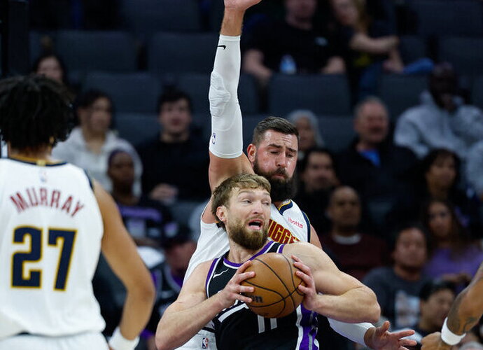 D.Sabonis ir J.Valančiūnas rinko dviženklį rezultatyvumą (Scanpix nuotr.)