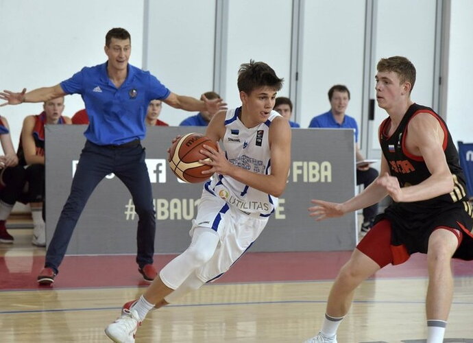 K.Kriisa pripažįsta, kad cepelinai yra ne jo tipo maistas (FIBA Europe nuotr.)