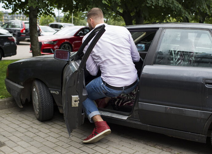 J.Valančiūnas vos išlipo iš „Audi 80“ (www.kavolelis.lt)