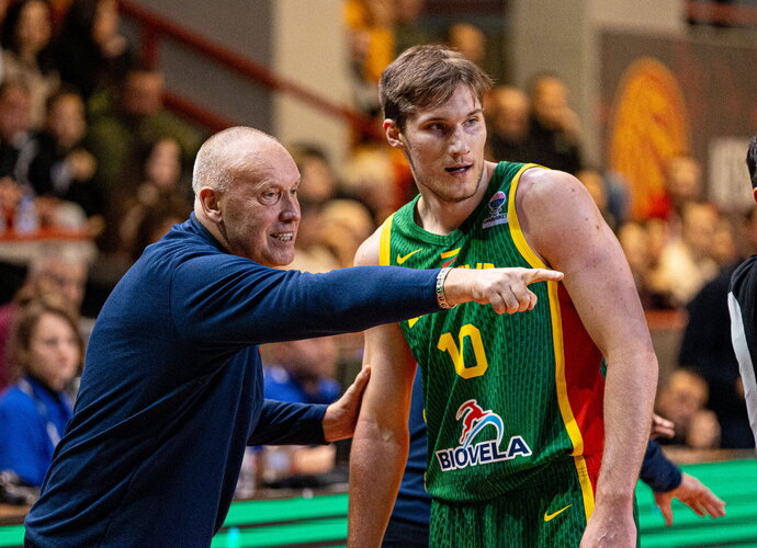 R.Kurtinaitis šįkart neliko patenkintas Ą.Tubeliu (LKF nuotr.)