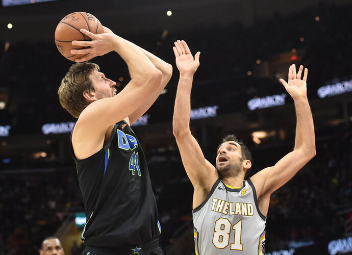 D.Nowitzki ant parketo pasirodys jau tik kitą sezoną (Scanpix nuotr.)