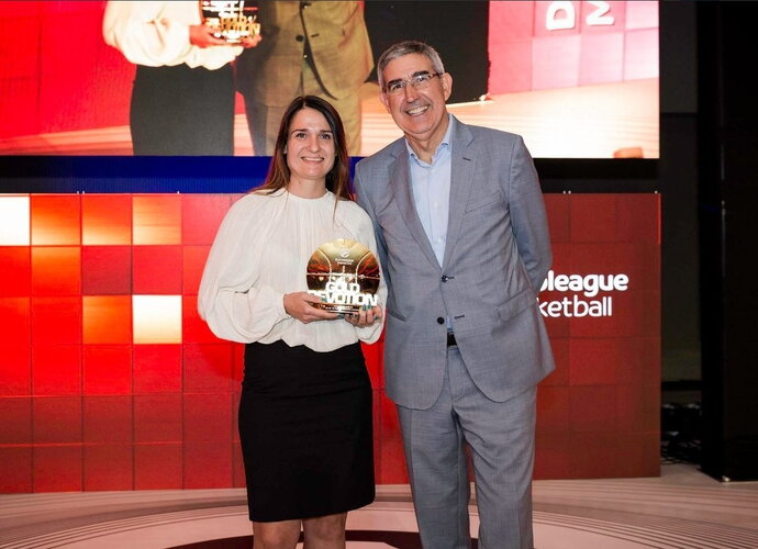 A.Dagilytė atsiėmė apdovanojimą iš J.Bertomeu rankų
