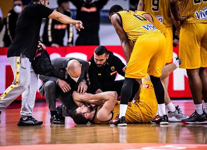 J.Strelniekas patyrė sunkią traumą (FIBA nuotr.)
