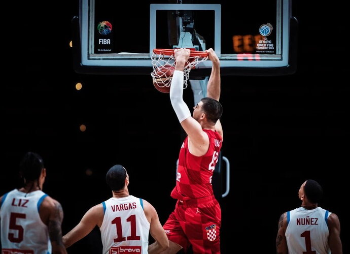 I.Zubacas kontroliavo baudos aikštelę (FIBA nuotr.)