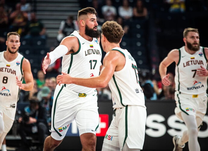 J.Valančiūnas septintą kartą išrinktas geriausiu Lietuvos krepšininku (FIBA nuotr.)