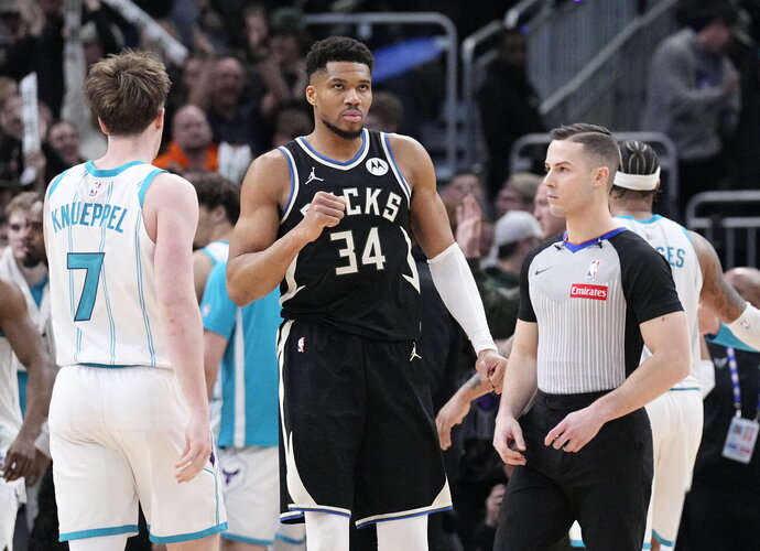 G.Antetokounmpo kol kas nepaliks Milvokio (Scanpix nuotr.)