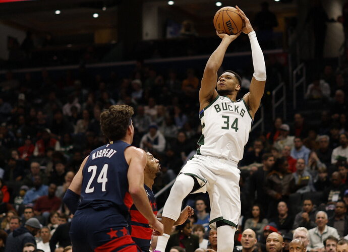 G.Antetokounmpo mačo nebaigė dėl susirinktų pražangų (Scanpix nuotr.)