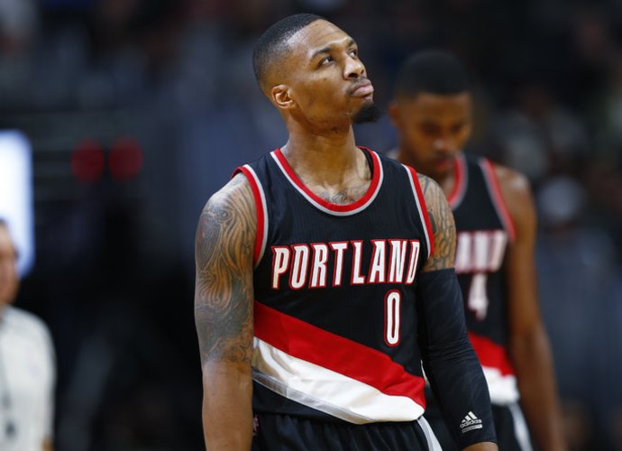 D.Lillardas ir kiti „Trail Blazers“ krepšininkai oru savo mieste džiaugtis negali (Scanpix nuotr.)