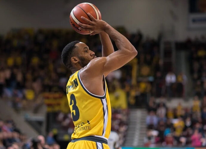 T.Cottonas keliasi į Mažeikių ekipą (FIBA nuotr.)