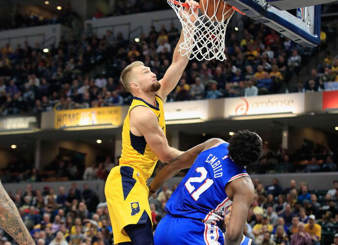 D.Sabonis skriaudė lanką ir J.Embiidą, bet pergalės neatnešė (Scanpix nuotr.)
