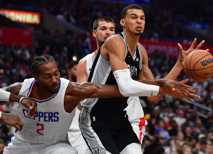 V.Wembanyamai žaisti prieš „Clippers“ buvo itin sudėtinga (Scanpix nuotr.)