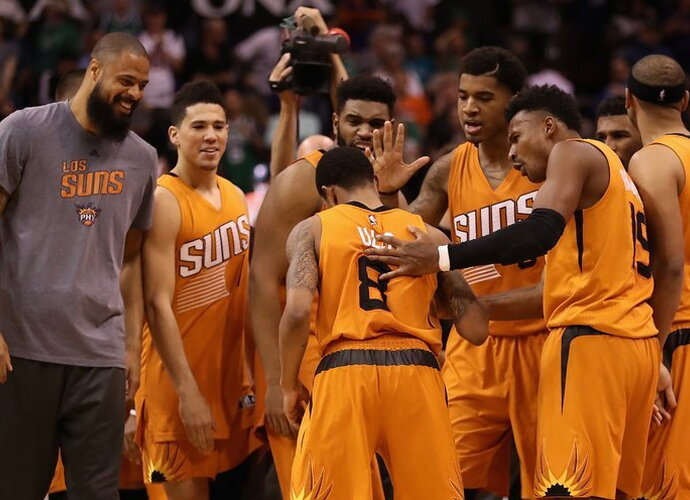 „Suns“ ekipa pagal amžių galėtų varžytis NCAA (Scanpix nuotr.)