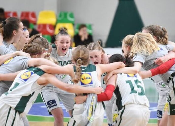 U15 merginos laimėjo turnyrą (LKF nuotr.)