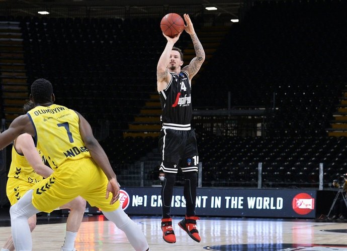 J.Adamsas sumetė 10 tritaškių iš 12 (Euroleague.net)