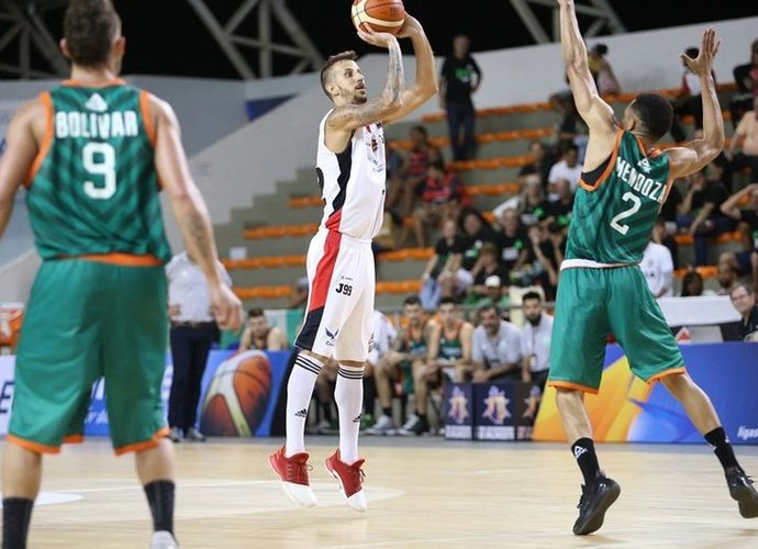 E.Machado tapo mačo didvyriu (FIBA nuotr.)