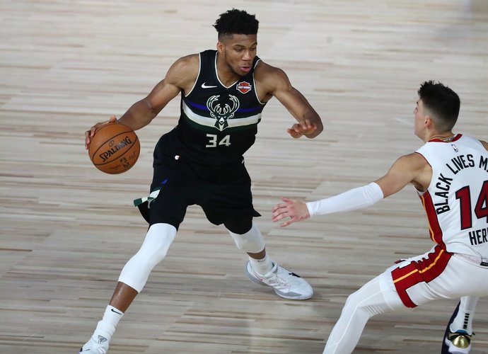 G.Antetokounmpo vėl tapo lygos naudingiausiu (Scanpix nuotr.)