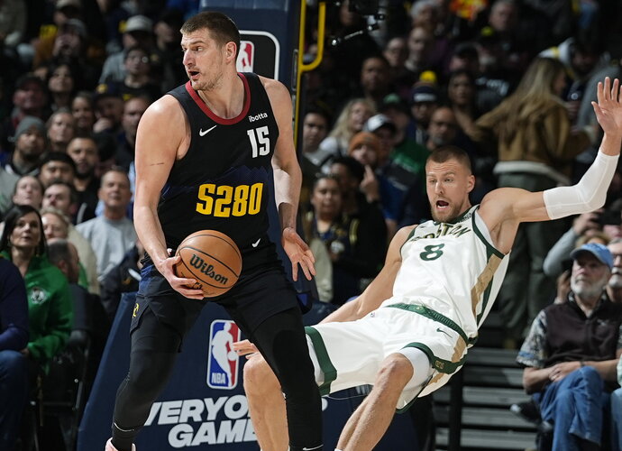 K.Porzingis neatsilaikė prieš N.Jokičių (Scanpix nuotr.)