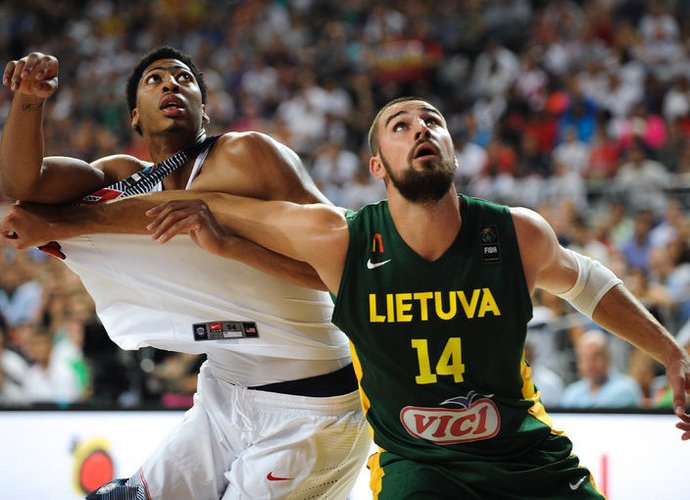 J.Valančiūnas gali tapti geriausiu Europos krepšininku (Fotodiena.lt)