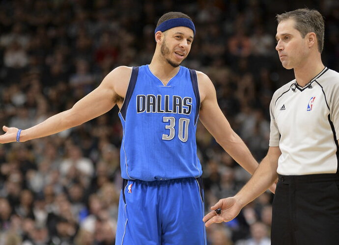 S.Curry tampa vienu „Mavericks“ lyderių (Scanpix nuotr.)
