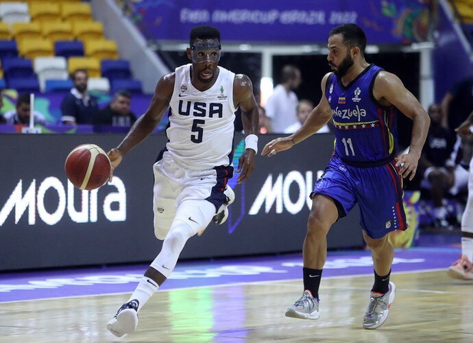 N.Cole'ui kaukė netrukdo (FIBA nuotr.)