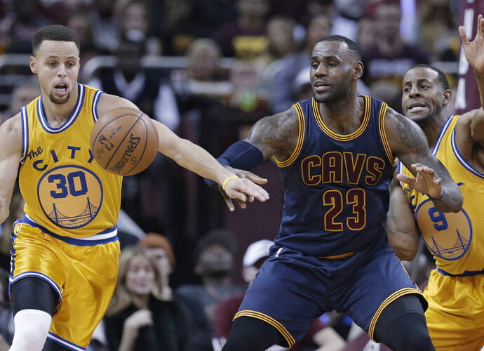 S.Curry ir L.Jamesas NBA finale spindės ryškiausiai (Scanpix nuotr.)