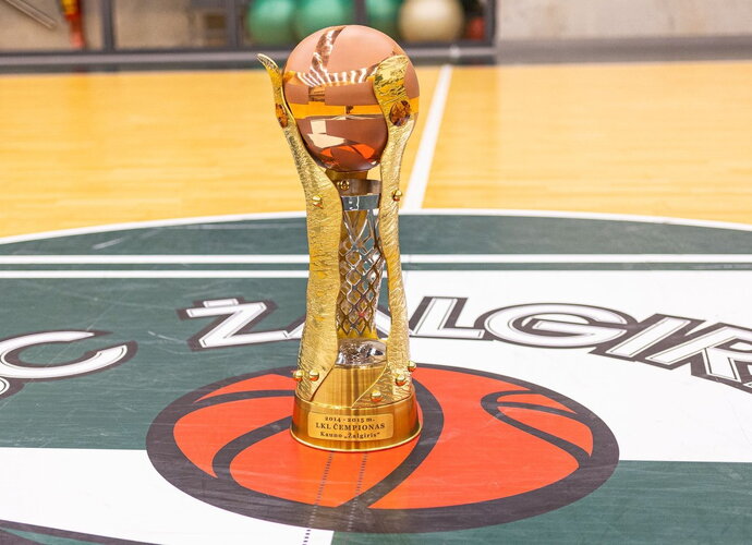 „Žalgiris“ paaukojo savo iškovotą taurę („Žalgirio“ nuotr.)