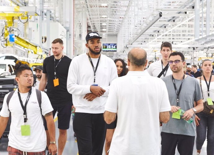 D.Motiejūnas su K.Townsu leidžia laiką „Lamborghini“ fabrike (Organizatorių nuotr.)