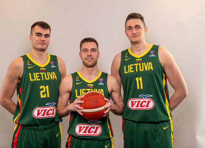 Rinktinės vyrai pozavo prieš objektyvą (Justinas Auškelis, Fotodiena.lt)